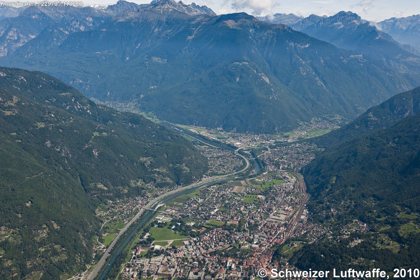 Bellinzona - Arbedo - Castione; Abzweigung rechts ins Valle Mesolcina, links Riviera-Valle Leventina
